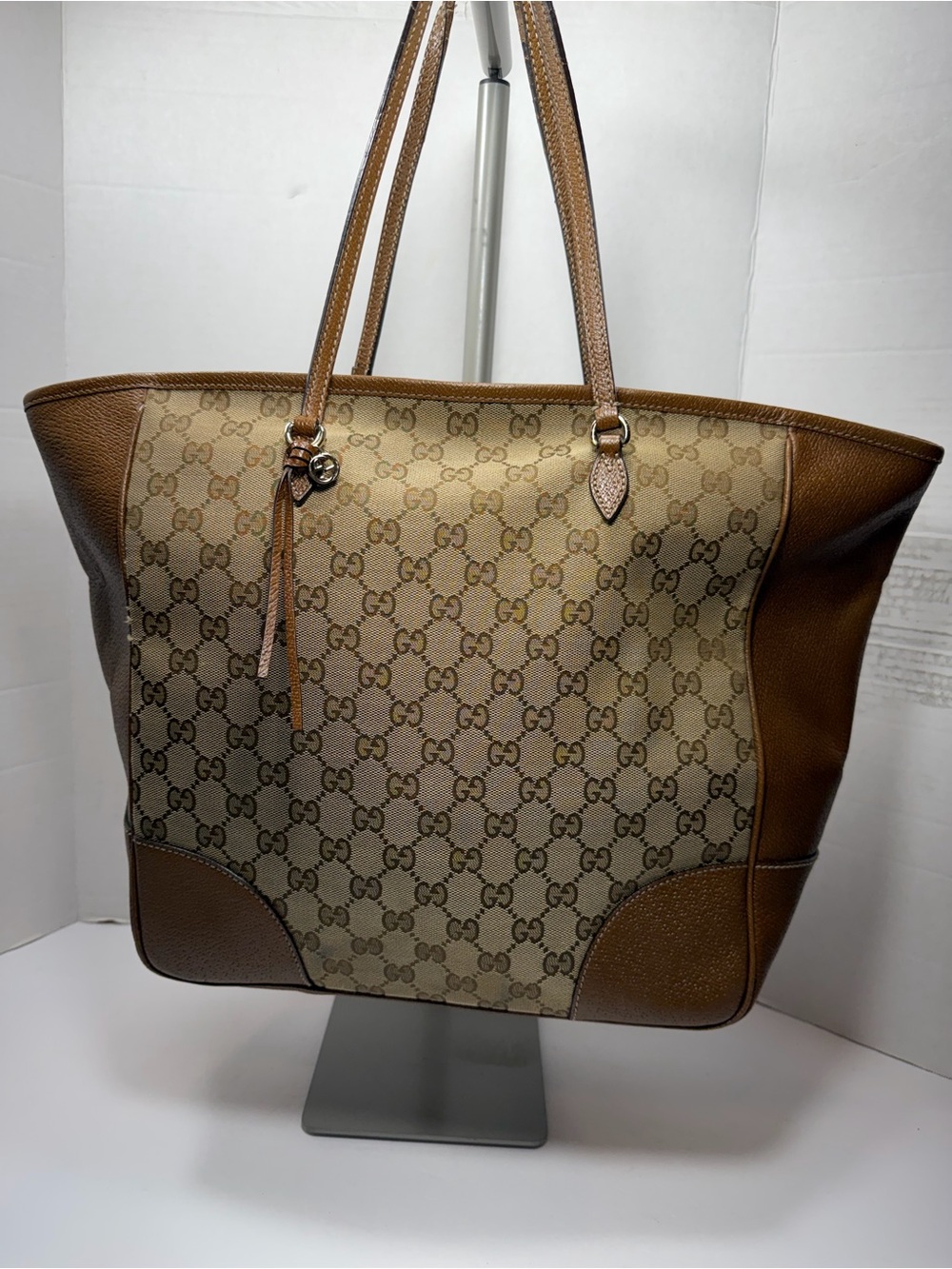 Gucci Brown GG Supreme Canvas Tote strap reenforced